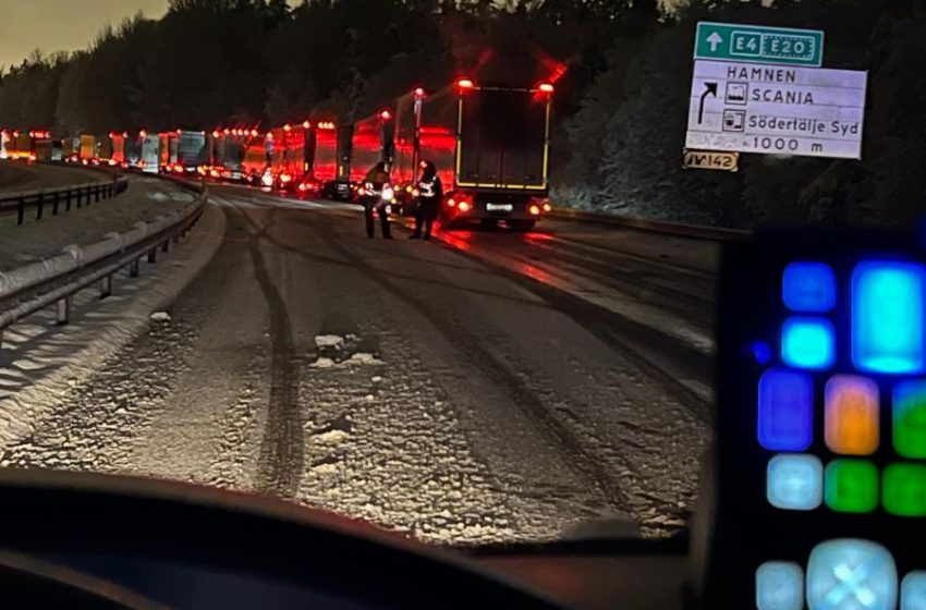  اصطدام عشرات السيارات ببعضها بسبب الثلوج