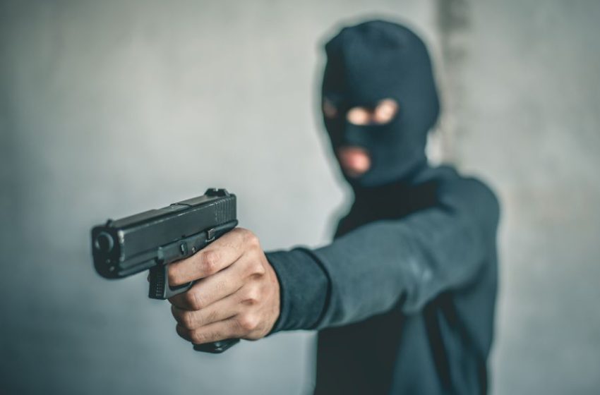 الحكم على رجل سطا على متجر ICA ، وهدد أمينة الصندوق بمسدس