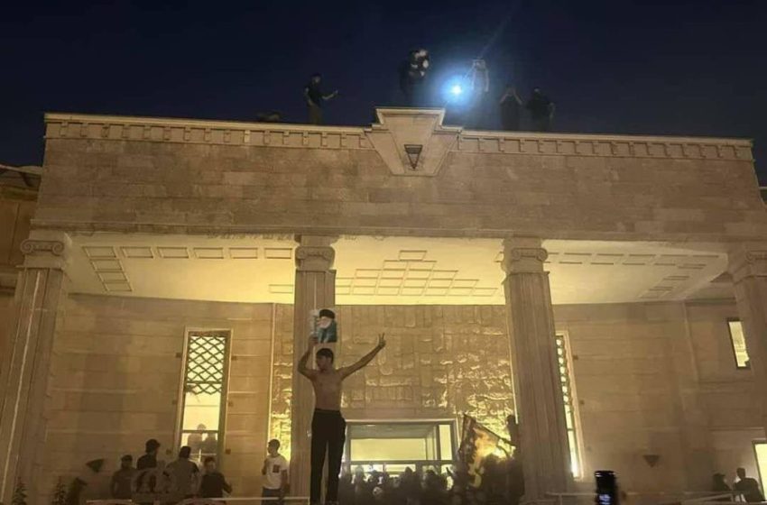 اضرام النار في السفارة السويدية بالعراق