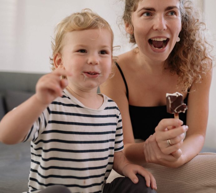 Femme et enfant mangeant glace 1