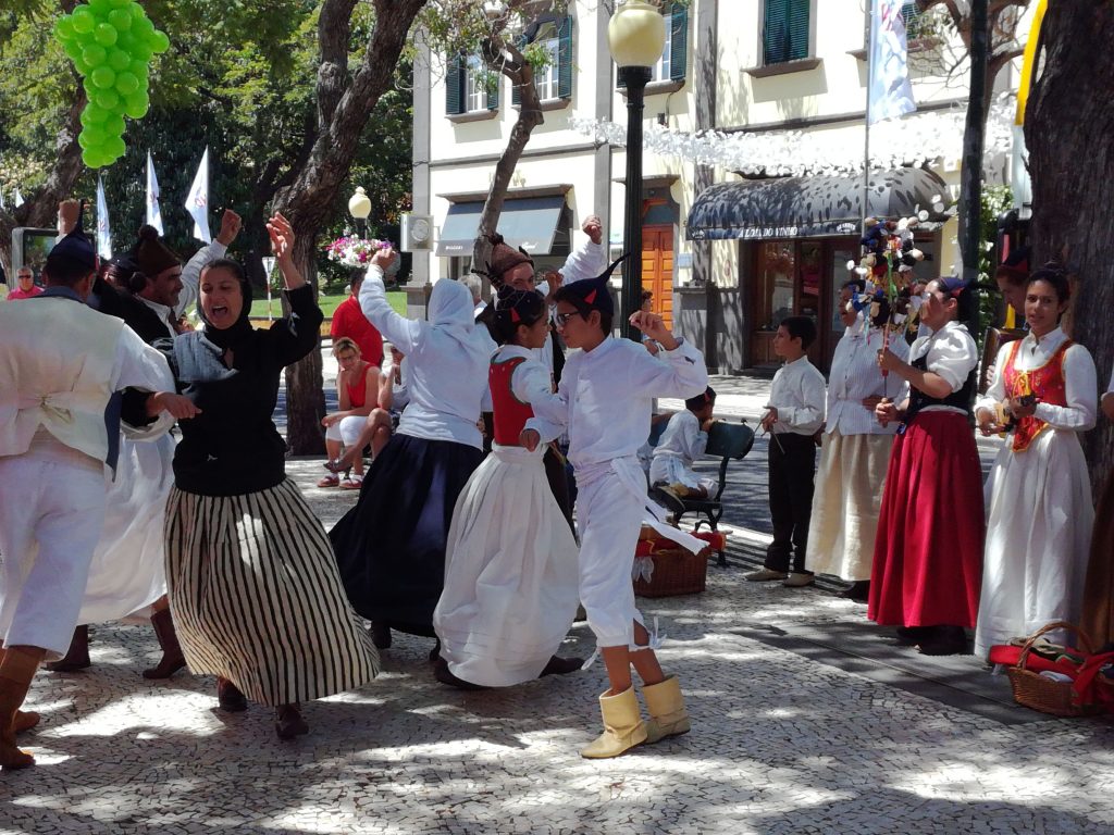 Folkedans i gaderne i Funchal, Madeira