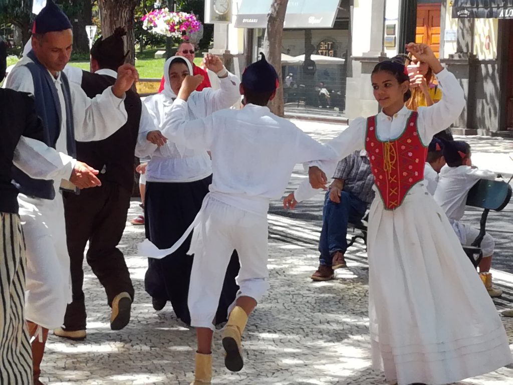 Folkedans i gaderne i Funchal, Madeira