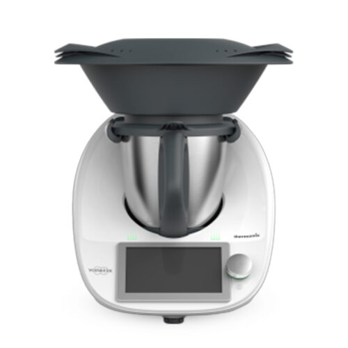 Thermomix TM6 er en avanceret alt-i-en køkkenmaskine, der kan hakke, blande, koge, dampe og meget mere. Den tilbyder funktioner som sous vide, fermentering og præcis temperaturkontrol op til 160°C. Integreret med Cookidoo® for adgang til over 90.000 opskrifter, gør TM6 madlavning lettere og mere alsidig. Inkluderer tilbehør som røreskål, madlavningsindsats og kogebog.