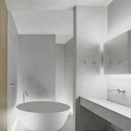 hotel badkamer in licht grijze Mortex, wand & vloer