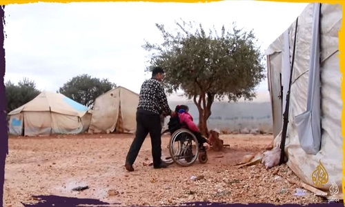 أطفاله الخمسة يعانون من هشاشة العظام ولا يستطيعون الحركة.. محنة أب سوري في مخيمات النزوح