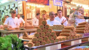 عيد الفطر 2025 في سوريا: الجمل بليرة وما في ليرة سوق الجزماتية 2025