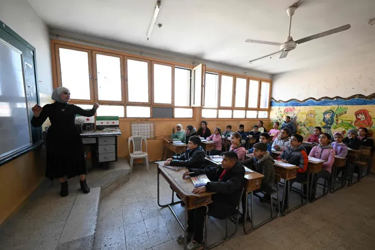 الطلاب العائدون من الخارج.. بين واقع تعليمي صعب وتحديات مجتمعية