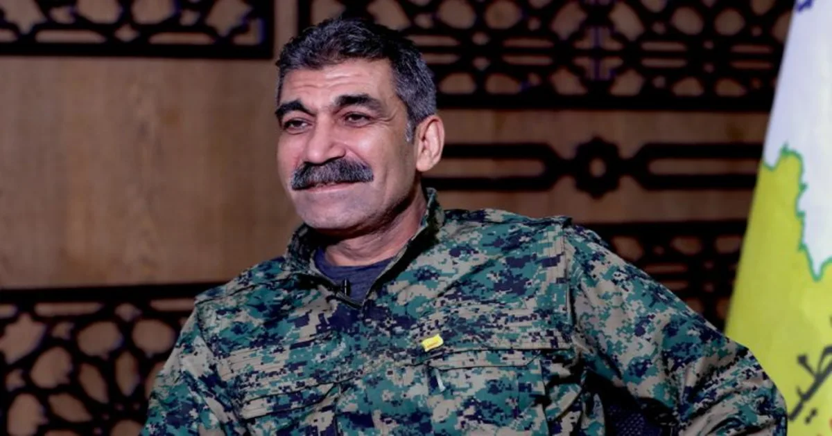من هو سيبان حمو؟ رجل الظل الذي يلوّح كـ«بديل مظلوم عبدي» في مفترق قسد