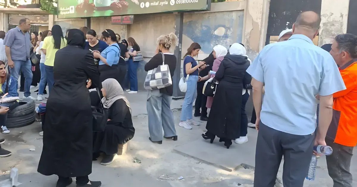 حين تتحول الامتحانات إلى هم عائلي.. ظاهرة انتظار الأهالي أمام المراكز تحت المجهر