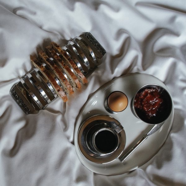 Breakfast in bed - Romantic toast rack