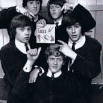 Tages
Det är den 21 november 1964 och Sveriges ungdom har samlats sig framför radioapparaterna för att lyssna på veckans Tio i topp-lista. Mitt bland all engelsk och amerikansk pop ”ljuder” plötsligt en svensk röst som upprepar orden ”Sleep Little Girl” till ett högst rudimentärt komp. Det var en av de första gångerna som ett svenskt popband på allvar lyckas slå ut sina utländska kollegor. Foto Hans Sidén | Copyright Henrik Hagberg | Tages.nu