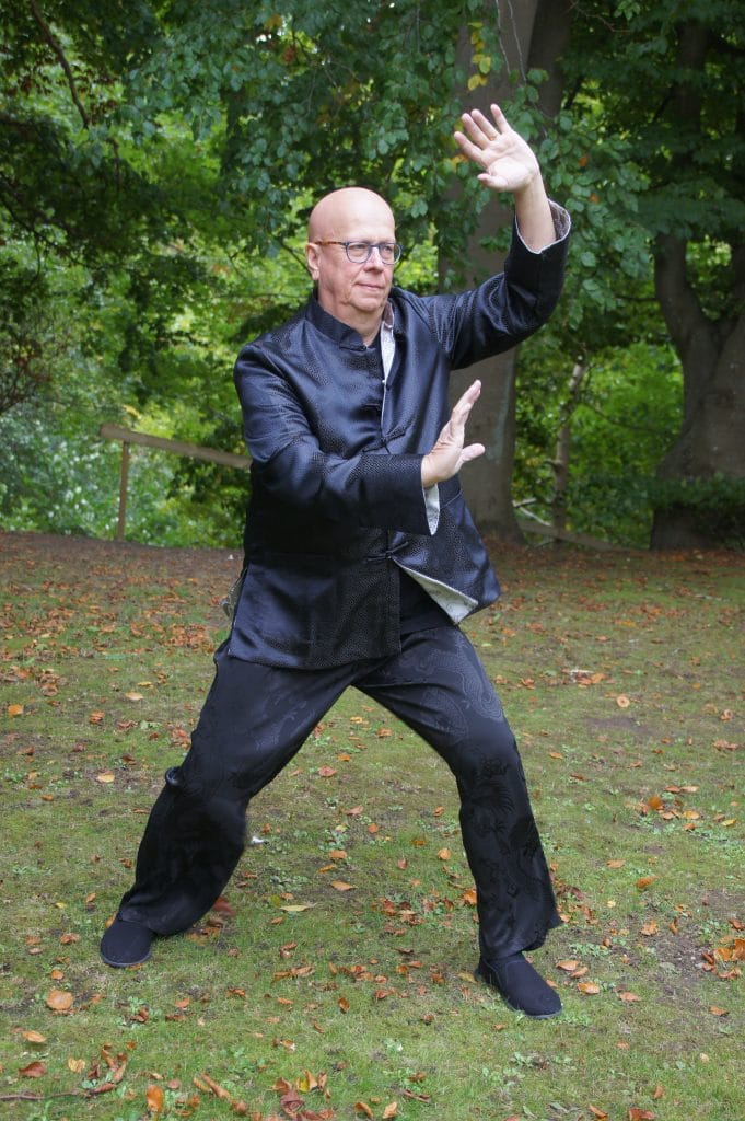 Karl Bergfors undervisar i Tai Chi och Qi Gong med utgångspunkt i Höör, Skåne. 