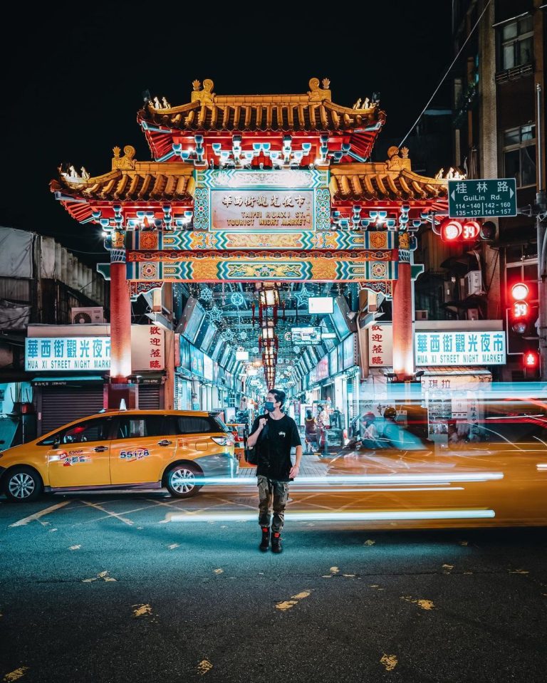 Huaxi Street Night Market is a primarily indoor night market that stretches from Bangka Old Street to Longshan Temple in the Wanhua District of Taipei