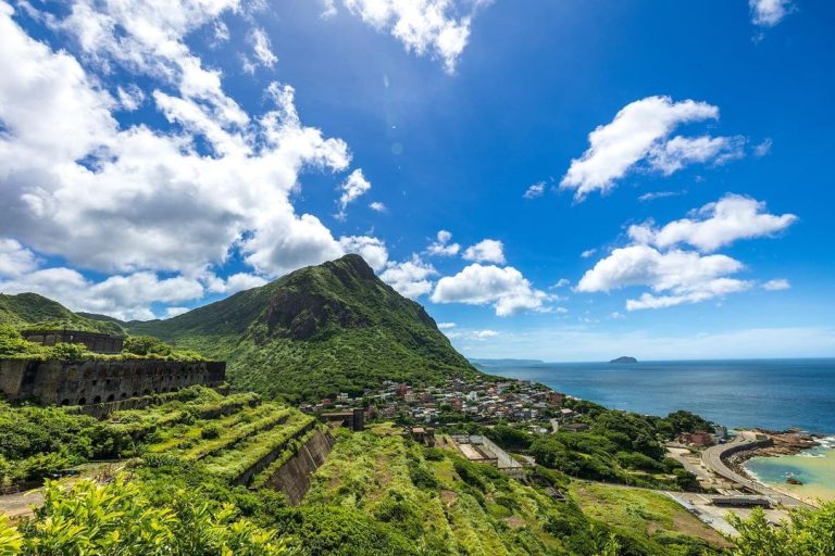 The view of the Sea of Yin Yang, Keelung Island, Bitoujiao, Black Gold Steel Hill, and the community of Shaunadong