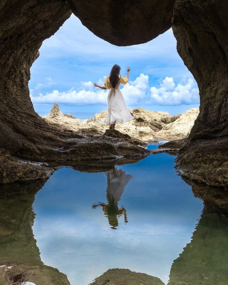 Hidden in Taiwan’s only land-linked island, the mysterious sea cave in Taitung’s Jinzu Fishing Port is shaped like a cute cat, hence the name “Cat Cave” or “Hello Kitty Cat Cave”. The blue sea and blue sky, and the reflection of the sky, are breathtaking and therapeutic natural wonders!