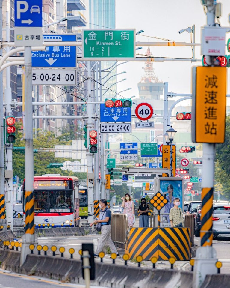 A further proof that the streets in Taipei are littered with colorful advertising signs