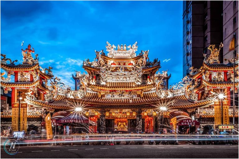 A temple in the middle of a business district, that’s Taiwan