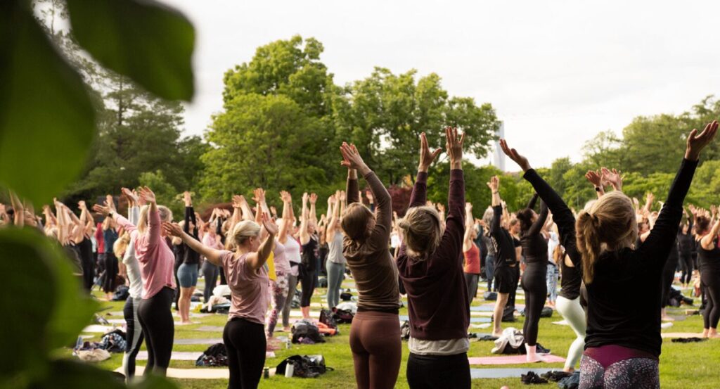 yoga-i-botaniska-2025-1400x756 |