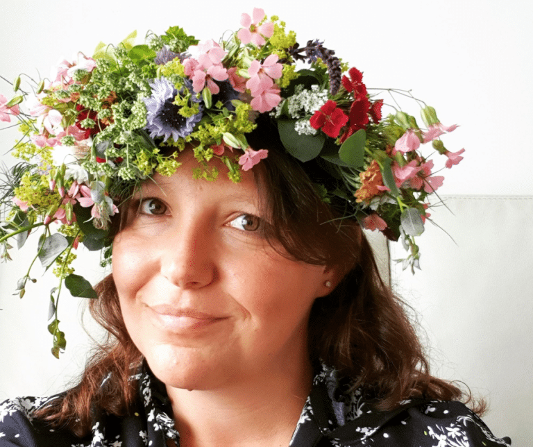 Step by step tutorial to make your own flower crown for midsummer.