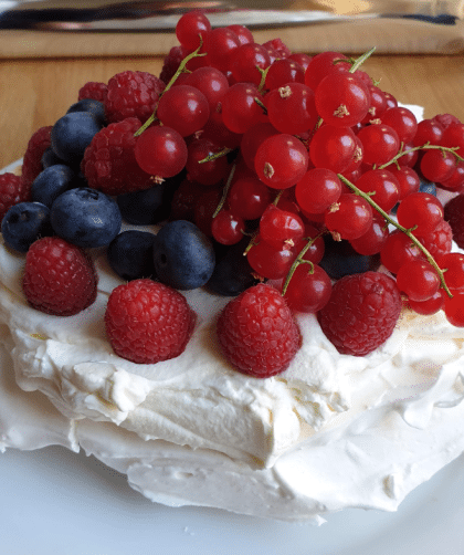 Midsummer pavlova: recipe for my favourite summer cake.