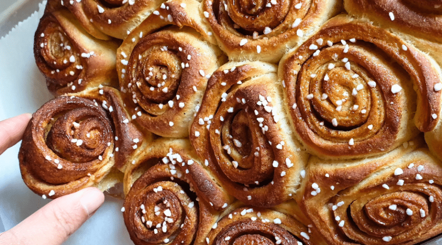 An easy recipe for Swedish cinnamon buns or 'kanelbullar'.