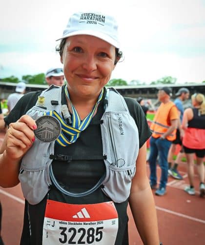 Posing with the medal at the finish of the Stockholm marathon - photo by sportograf