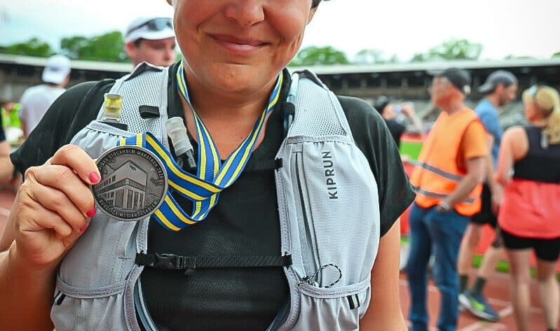 Posing with the medal at the finish of the Stockholm marathon - photo by sportograf