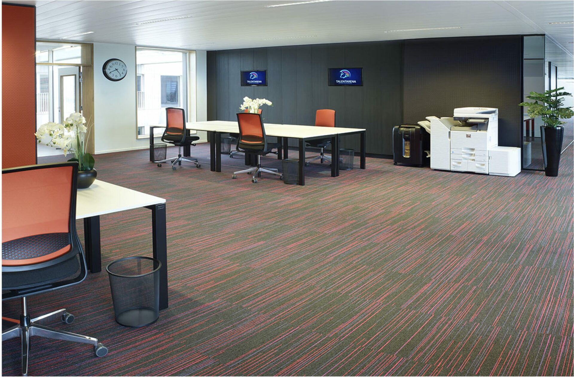 Een open werkplek met verschillende werkstations en flexibele zitopties