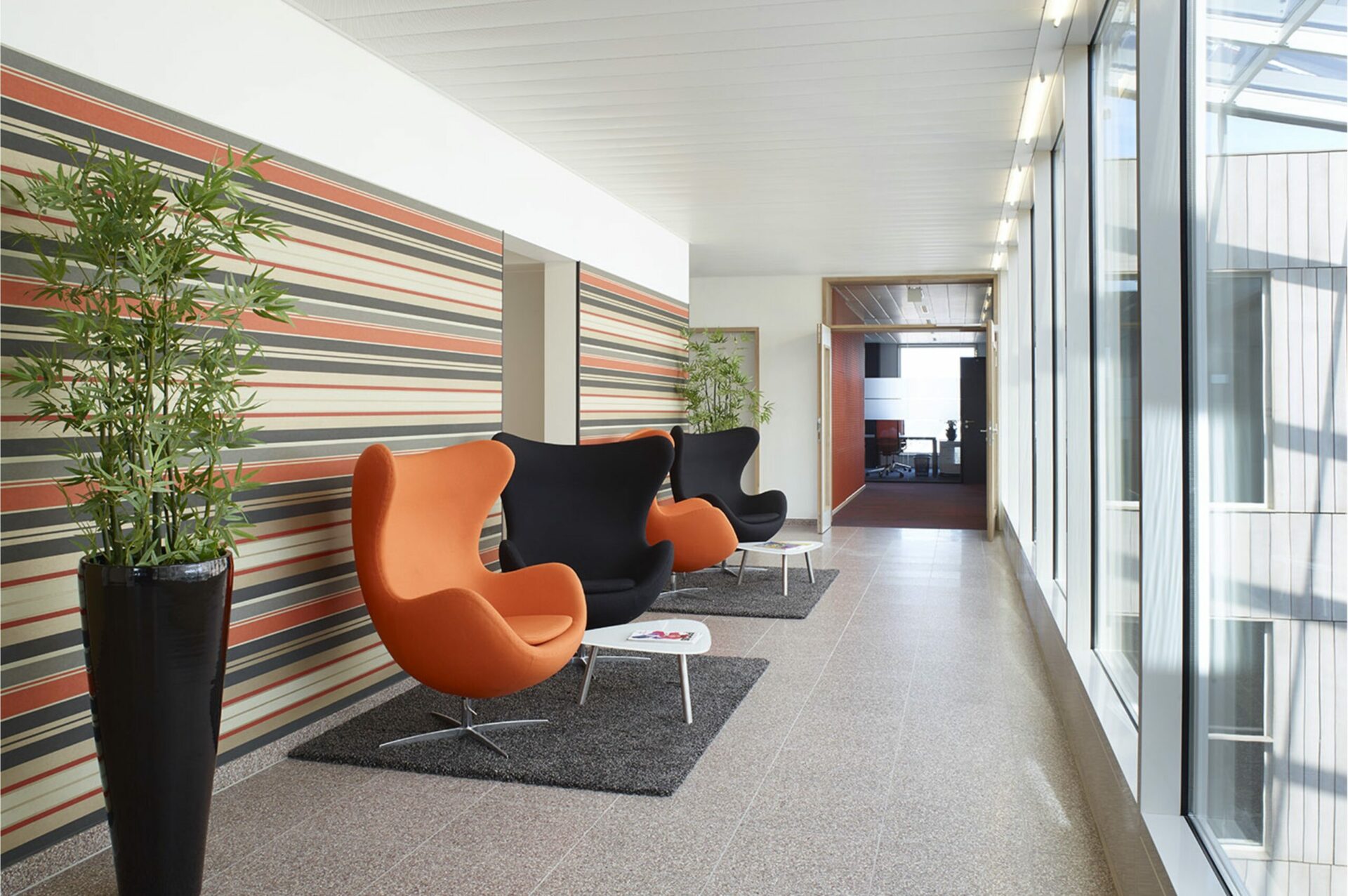 Een flexibel kantoor met moderne meubels en een weids uitzicht op de stad