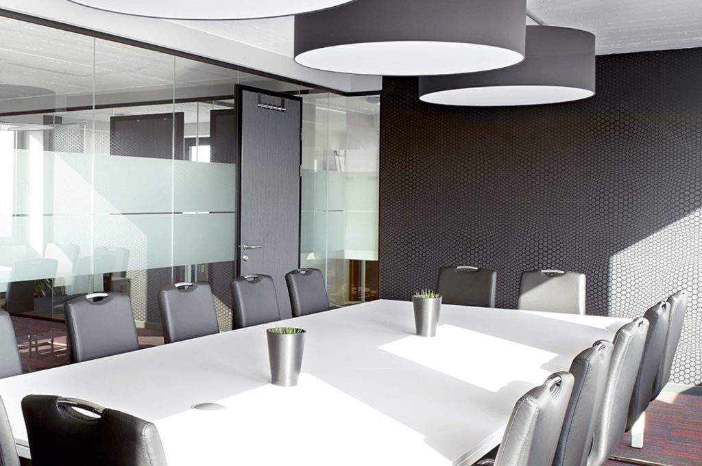Een stijlvol ingerichte vergaderruimte voor formele presentaties en conferenties