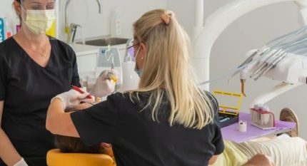 Tandläkarbesök på Tandhälsan A6 Jönköping Tandläkare och tandsköterska på Tandhälsan A6 Jönköping som behandlar patient i tandläkarstol