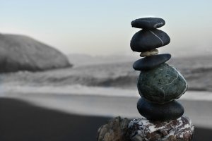 Bæredygtig virksomhed – skab balance gennem teamudvikling og lederskab Balancerende sten symboliserer arbejdsglæde, teamudvikling og fastholdelse af medarbejdere i en bæredygtig virksomhed