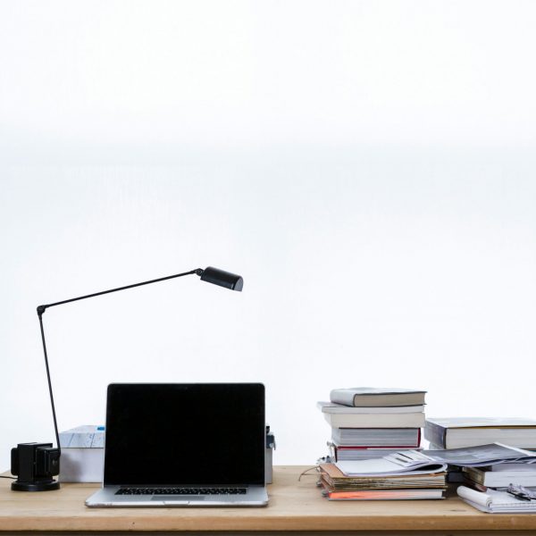 Coaching forløb med erhvervscoach – personlig udvikling og lederskab på skrivebord Erhvervscoach coaching forløb – personlig udvikling og lederskab på skrivebord med computer og papirer