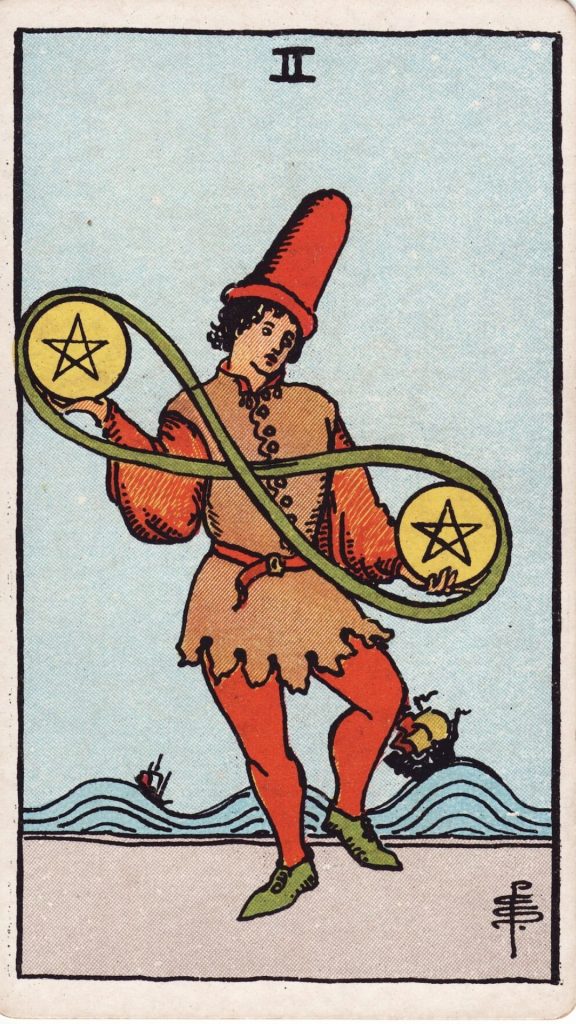 Två i Mynt tarotkort Två i Mynt tarotkort från Rider Waite Tarotlek, designade av Pamela Colman Smith.