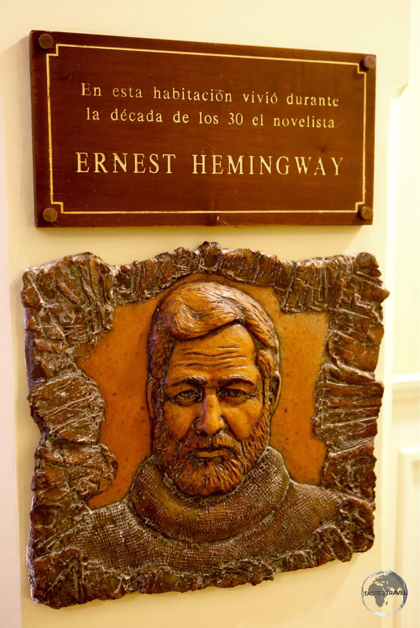 A plaque outside room #511 at Hotel Ambos Mundos which Hemingway occupied from 1932 to 1939. 