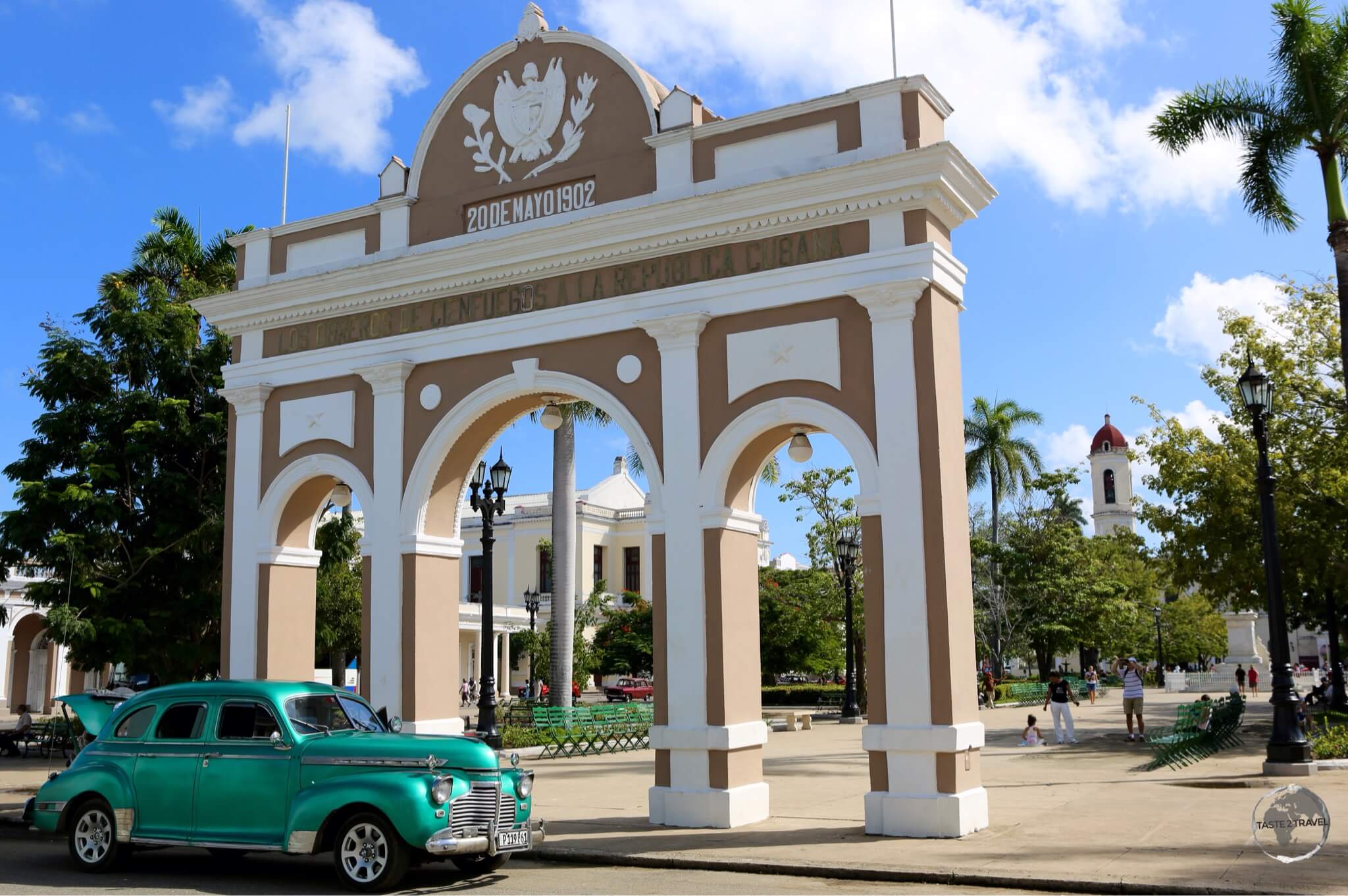 A classic American car alongside the Arco de Triunfo (Arch of Triumph) at Plaza José Martí in Cienfuegos.