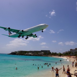 Air France flight on final approach to Sint Maarten airport, flying low over Maho Beach.