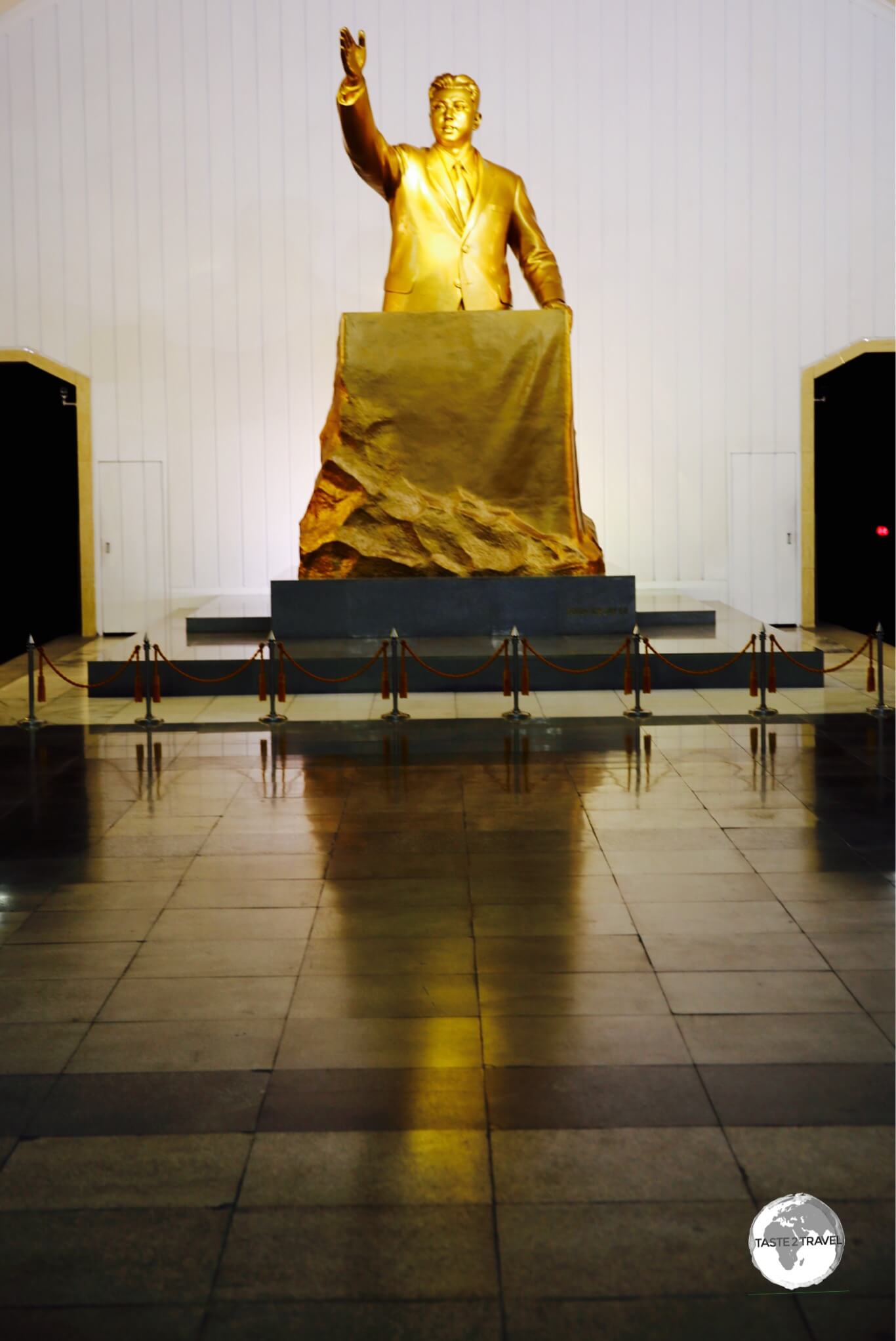 Kaeson station features a bronze statue of Kim Il-sung giving his 1945 speech upon returning to Korea from Manchuria.