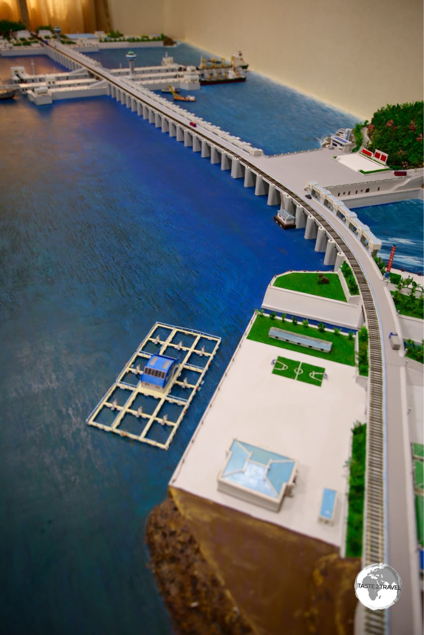 A model of the <i>West Sea Barrage</i> at the visitors centre.