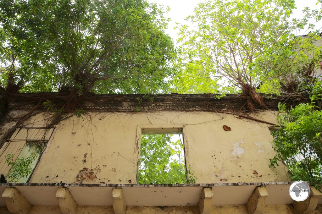 Many buildings in the old town are awaiting renovation.