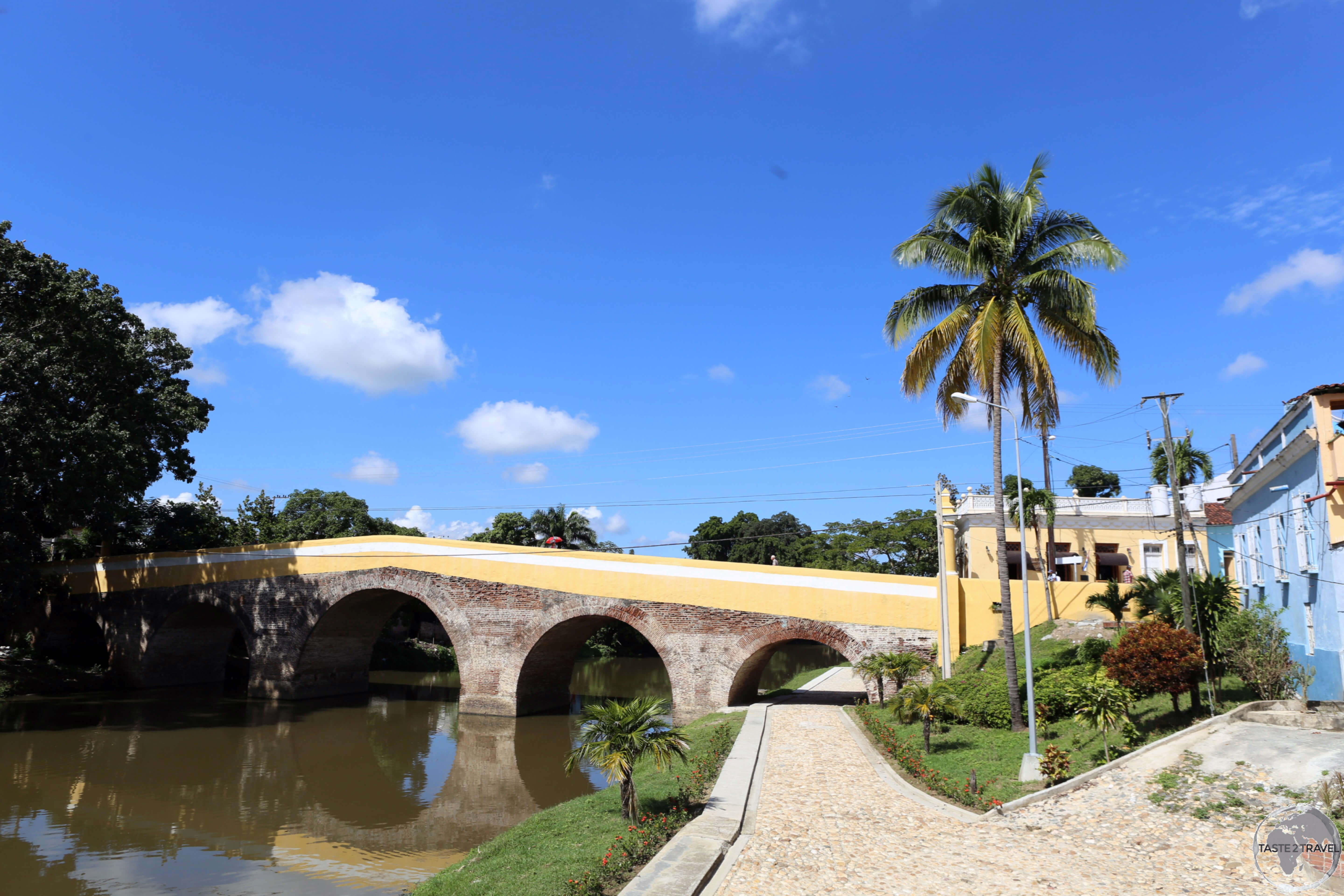 The historic <i>Puente Yayabo</i> spans the Yayabo river in downtown Sancti Spíritus.