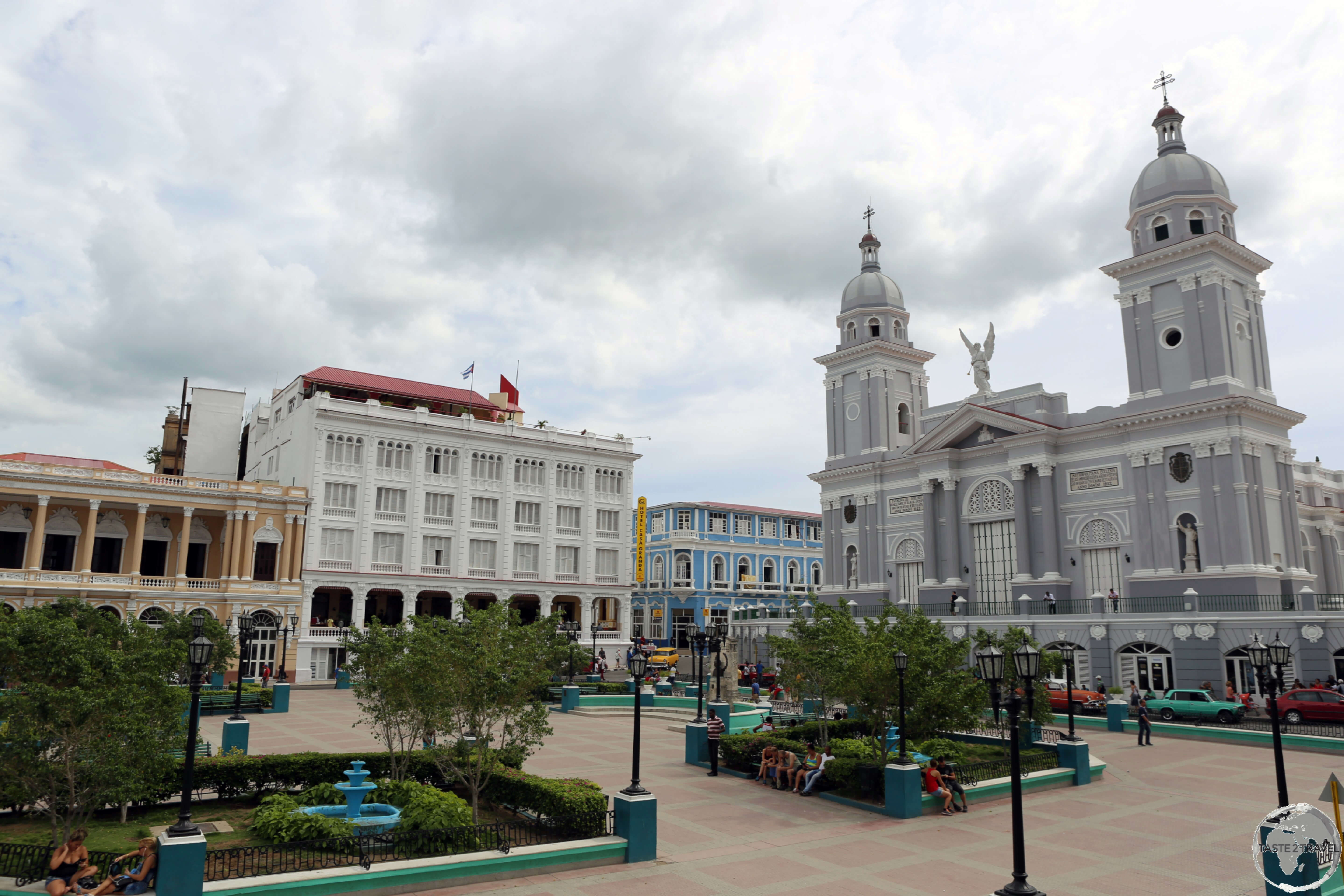 A view of Parque Cespedes, with the <i>Hotel Casa Granda</i> (white building) and the <i>Catedral de Nuestra Señora de la Asunción</i>