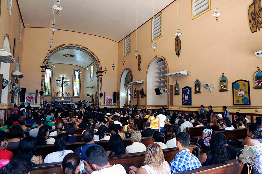 A congregation celebrating mass at the Catedral Metropolitana de Santarém.