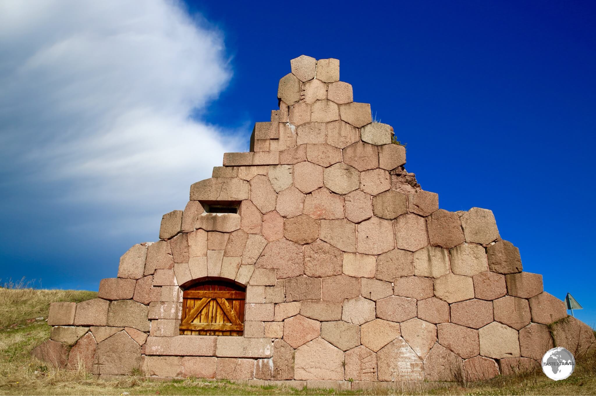 The walls of Bomarsund fortress were constructed using giant hexagonal-shaped granite blocks.