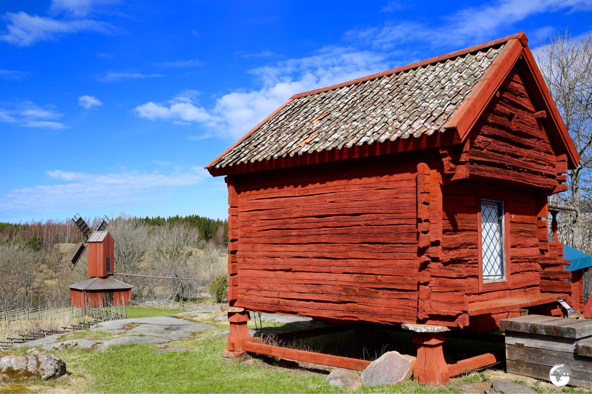 A farm building and windmill at the Jan Karlsgården Outdoor Museum.