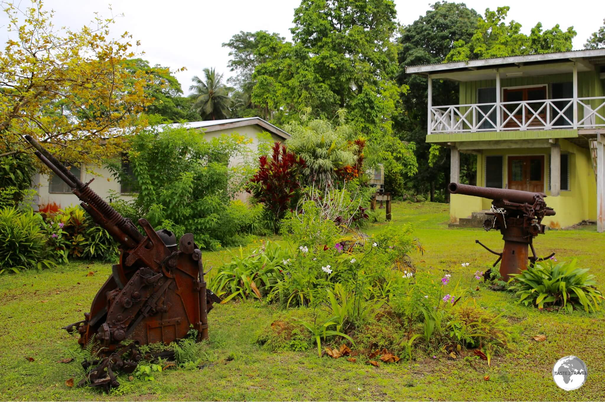 Japanese anti-aircraft guns make for the coolest garden furniture at this Munda home.