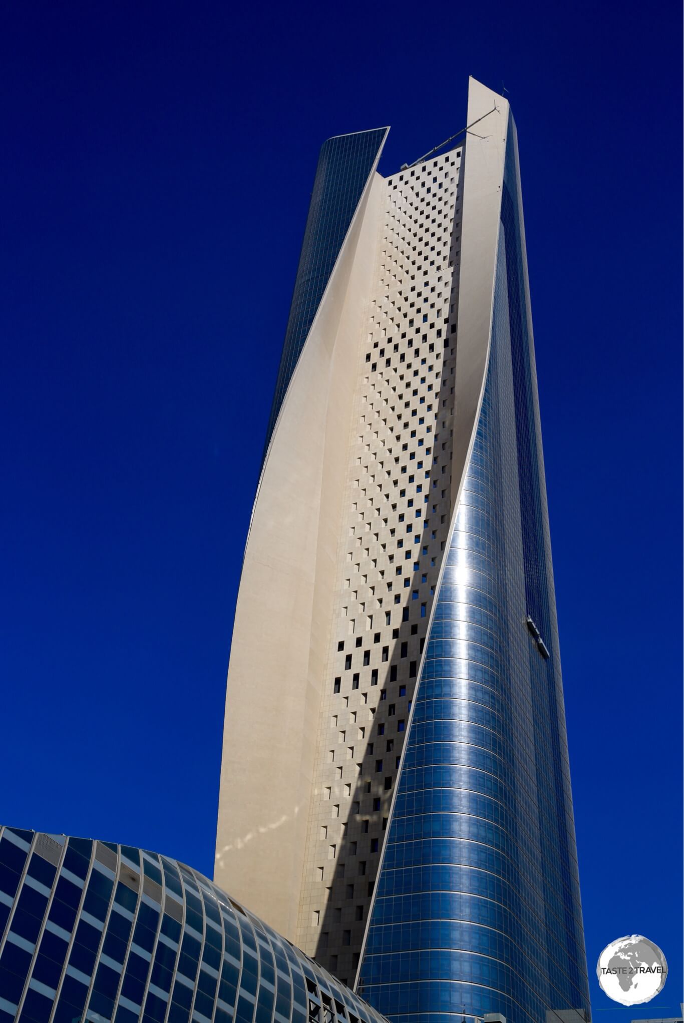 Kuwait Travel Guide: At 414 m, the impressive Al Hamra tower is the tallest building in Kuwait and the tallest carved concrete skyscraper in the world.