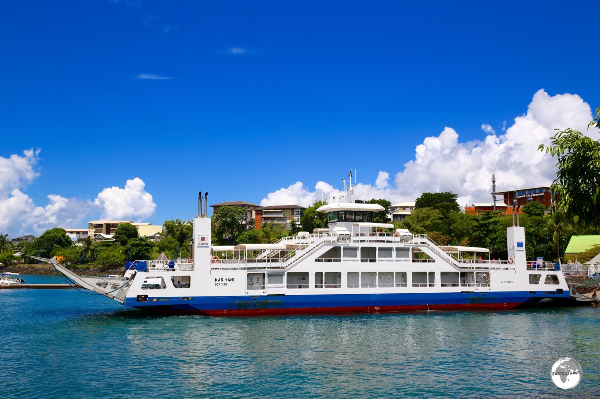 Financed by the European Union, the Karihani Barge docked at Mamoudzou.