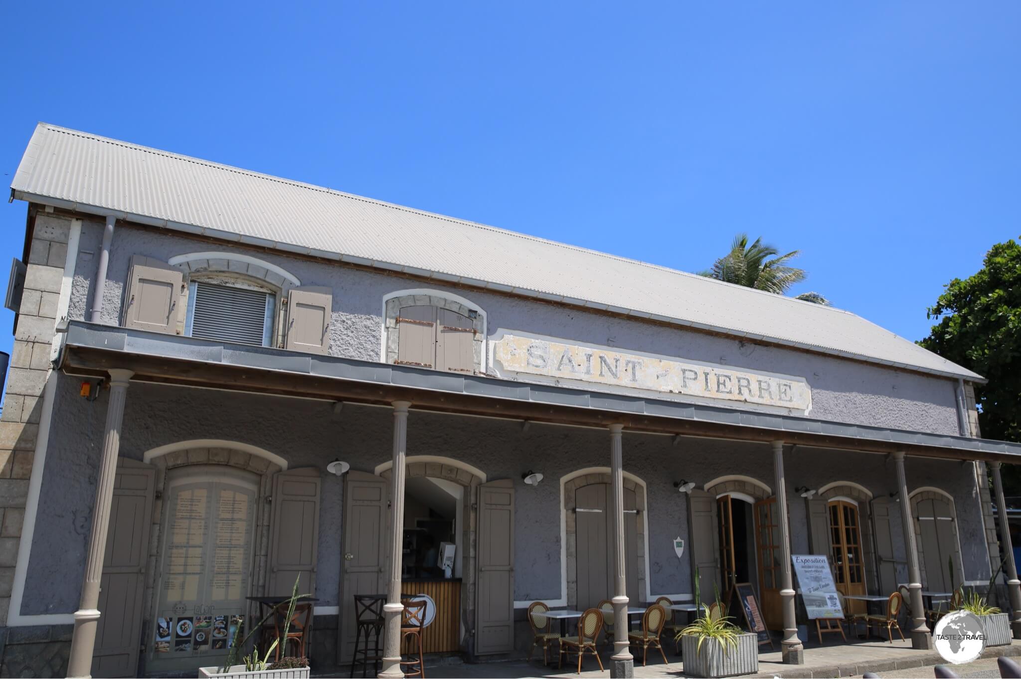 The former railway station in Saint-Pierre has been converted into the pleasant <i>Café De La Gare</i>, however the (pod) coffee is passable!