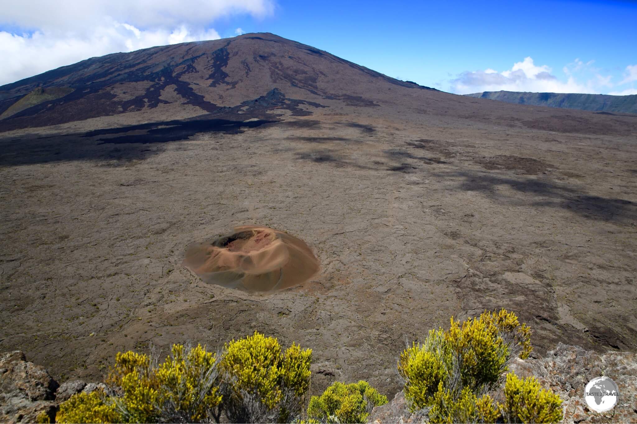 A hiking trail along the edge of the giant <i>enclosure</i> provides stunning views of different volcanic features, such as the <i>Formica Leo</i> crater.